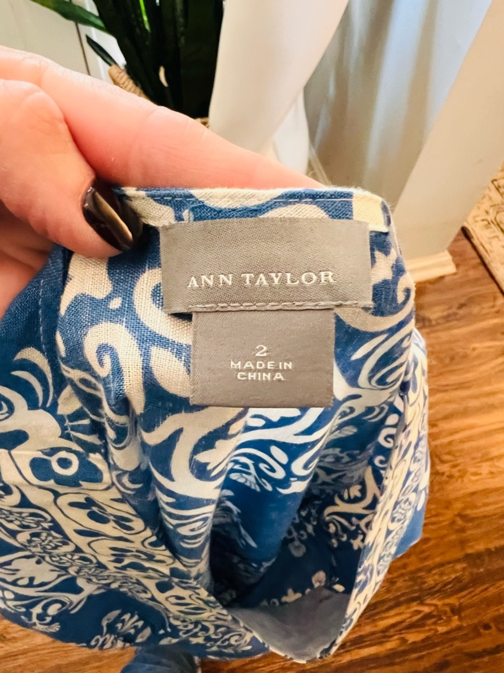 Ann Taylor Blue White Damask Shift Dress Size 2 Medallion Print V Neck - Picture 5 of 5